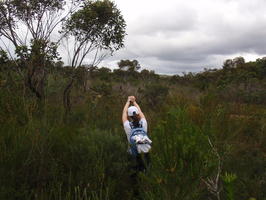 Způsob mé chůze buší tak, abych si ruce ještě víc nepodrápala o keře a tvrdé konce trav, Honzíka strašně bavil.. :-) | Australia - Uloola Track - 1.5.2010